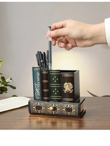 Détail macro du porte-stylo vintage en forme de livre avec tiroir et gaufrage doré de bureau