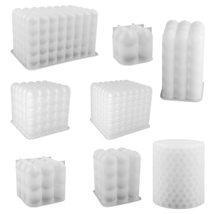 Set di stampi in silicone geometrici per candele bubble 3D e resina su sfondo bianco