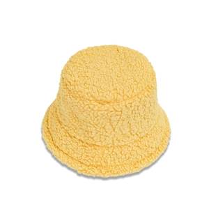 Gros plan sur le chapeau bob en polaire jaune montrant la texture épaisse et douce