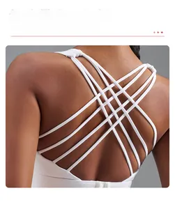 Gros plan d'une brassière de sport blanche avec bretelles croisées sophistiquées