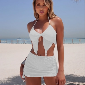 Detail der weißen Jacquard-Textur eines zweiteiligen Bikini-Sets mit Neckholder-Top