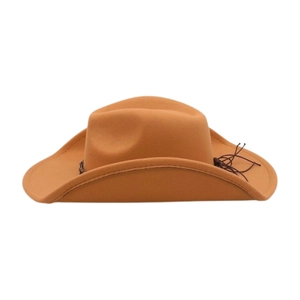 Détail du chapeau de cowboy en feutre de laine camel avec bord incurvé et cordon tressé