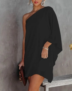 Détail de robe courte noire à une épaule avec manche chauve-souris et drapé soyeux