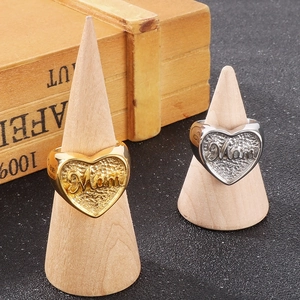 Anelli a cuore oro e argento con incisione Mom su supporti in legno per regalo