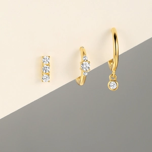 Détails d'un ensemble de boucles d'oreilles en argent S925 dorés avec oxydes de zirconium