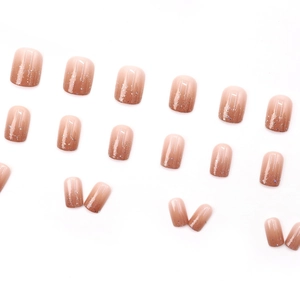 Kurze quadratische Press-On-Nägel im Nude-Verlauf mit Silberglitzer und Spiegeleffekt