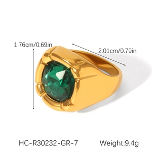 Dettaglio dell'anello in acciaio inossidabile placcato oro 18K con grande zircone verde