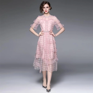 Robe de luxe en tulle rose avec broderie dorée et jupe à volants étagée