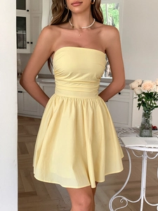 Robe mini jaune bustier élégante avec détails plissés pour un look d'été chic