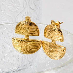 Boucles d'oreilles dorées géométriques avec motifs de vagues et design demi-cercle