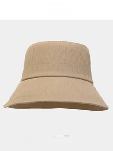 Gros plan du bob kaki montrant le motif géométrique détaillé de la texture en losanges