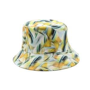 Chapeau bob tie-dye coloré avec motifs abstraits de plumes jaunes, vertes et bleues