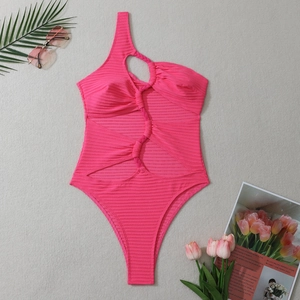 Détail du monokini rose avec design asymétrique et détails tissés ajourés à la taille