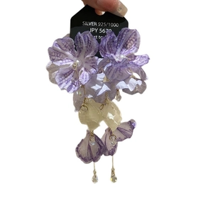 Orecchini a fiore viola fatti a mano con perni in argento S925 e nappe di cristallo