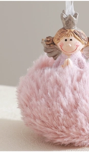 Détail d'ange en peluche rose avec tête de fille en résine, couronne et cordon blanc