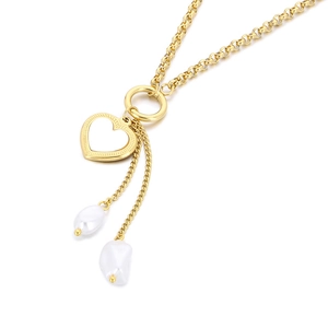 Collier en acier doré avec pendentif cœur et pompons de perles baroques sur fond blanc