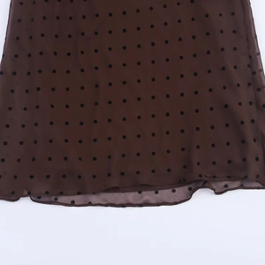 Braunes Chiffon-Maxikleid mit schwarzen Punkten und Details zum leichten Stoffsaum