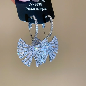 Gros plan de boucles d'oreilles pampilles en zircon avec métal argenté et cristaux baguette