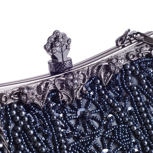 Dettaglio della borsa da sera con perline blu navy, chiusura con strass e paillettes floreali