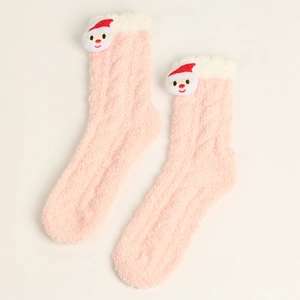 Detail von rosa Korallenvlies-Socken mit weichem Plüsch-Weihnachtsmann-Puppendekor