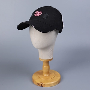 Vue détaillée de la casquette noire en coton vieilli avec broderie rose COHD en relief