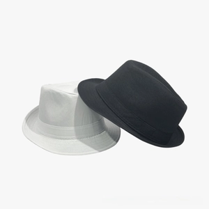 Détail des chapeaux trilby noir et blanc avec ruban assorti et coutures précises