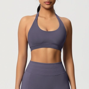 Détail de la brassière sans couture et du legging taille haute en couleur mauve