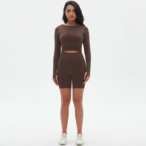 Nahtloses Yoga-Set mit schokobraunem Langarm-Oberteil und High-Waist Sport-Shorts für Damen