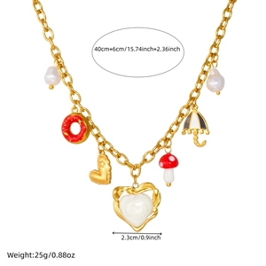 Collana placcata oro con ciondoli 3D a forma di fungo, ciambella, cuore e ombrello su sfondo bianco