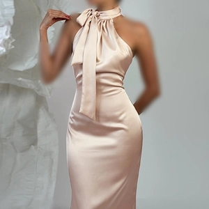 Robe de soirée licou en satin champagne avec grand nœud papillon et coupe sirène dos nu