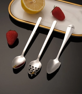 Three-piece stainless steel baby food spoons set with serrated edges and drainage holes