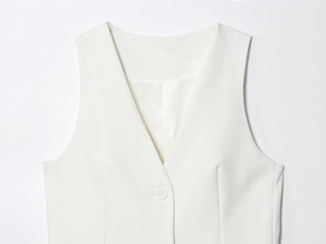 Gros plan du gilet ajusté blanc à col en V avec bouton et tissu de costume lisse