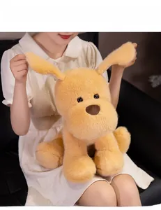 Primo piano di un morbido peluche di cane golden retriever tenuto da un modello in un ambiente accogliente