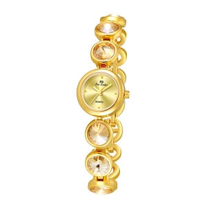 Montre bracelet femme dorée champagne avec cristaux ronds sur un fond blanc épuré