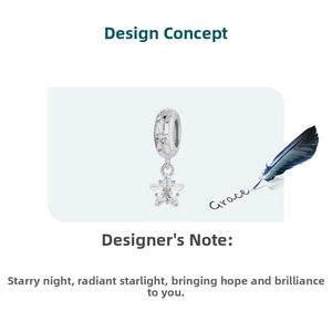 Détail d'une breloque étoile en argent s925 avec motifs gravés et finition polie