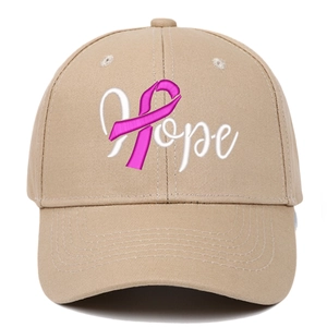 Détail de la broderie 'Hope' et du ruban rose sur une casquette de baseball kaki