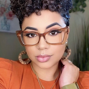 Modieus amberkleurig cat-eye brilmontuur getoond op een model voor een retro look