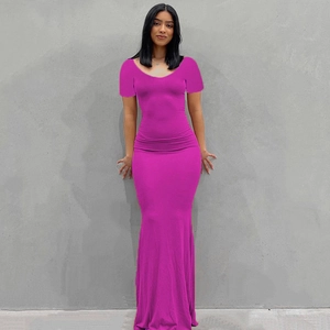 Vista frontal de un vestido largo ajustado rojo rosa con cuello redondo y manga corta