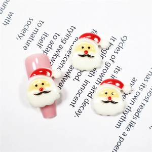 Detaillierter 3D-Weihnachtsmann-Nagelkunst-Anhänger auf rosa Kunstnagel für Festtage