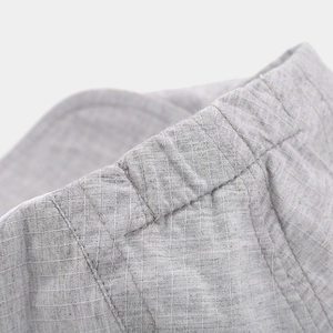 Detalle de tela mezcla de lino gris con cintura elástica y costuras de precisión