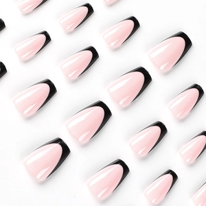 Elegante kurze Ballerina-Drucknägel mit hellrosa Basis und schwarzen French-Tips
