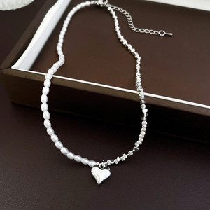 Collier Pendentif Coeur Épissage Asymétrique Alliage Imitation Künstliche Perle Künstliche Perles Élégante Chaîne De Clavicule Pour Femmes Bijoux De Mode