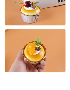 Detailreiches künstliches Cupcake-Modell mit Kirschen-Topping und lila Papierbecher-Basis