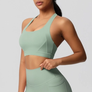 Detail van mintgroene high-impact sportbeha voor yoga met een racerback ontwerp
