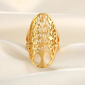 Vue détaillée de la bague arbre de vie dorée avec motif ovale ajouré sur satin blanc