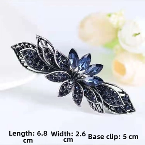Détail de la pince à cheveux rétro ornée de strass bleus en forme de feuille et fleur