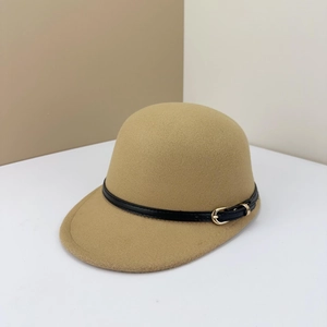 Casquette équestre en laine camel avec bordure en cuir noir et boucle dorée