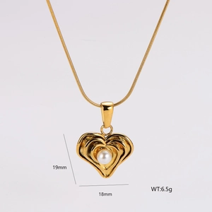 Détail d'un collier cœur doré vintage avec incrustation de perle et dimensions précises