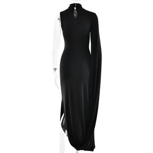 Vue arrière d'une robe noire élégante avec découpe et détails de manches asymétriques