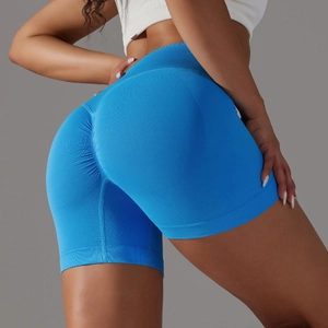 Dettaglio dei pantaloncini da yoga a vita alta senza cuciture con effetto scrunch blu